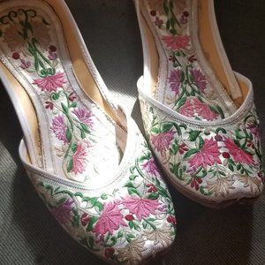 Embroidered jutti/khussa floral flats